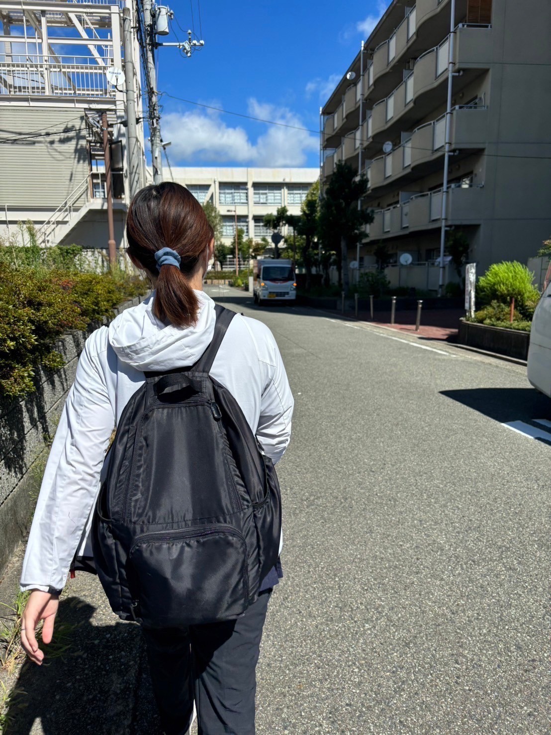 訪問先へ移動するスタッフ